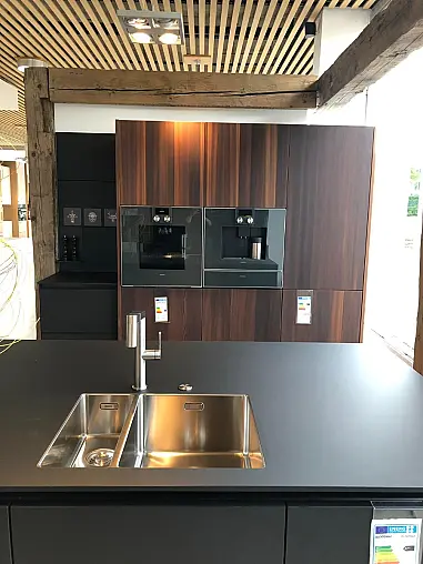 Grifflose Kombination aus Hightech und Holz