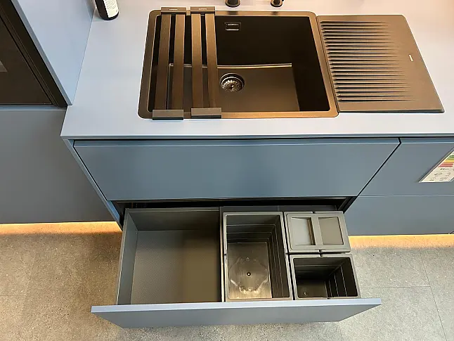 nx510 Azurblau Samtmattlack mit Neff Geräten und SensiQ Arbeitsfläche