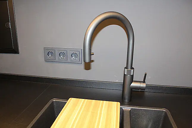 In schwarz mit Pro3 und Cube *All in One* Kochendwasser, gekühltes sprudelndes oder stilles Wasser und Cube-Filter