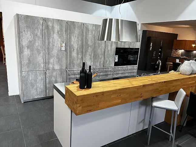 Betonoptik mit warmer Holztheke