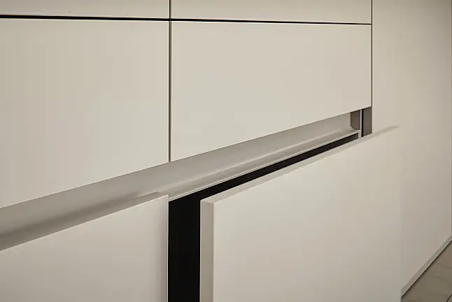 Grifflose L-Küche mit Lackmatt Fronten