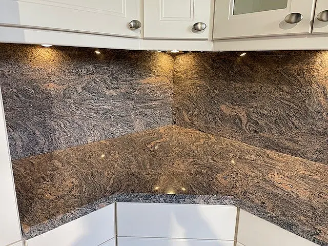 Landhausküche zeitlos und elegant in U-Form mit Naturstein