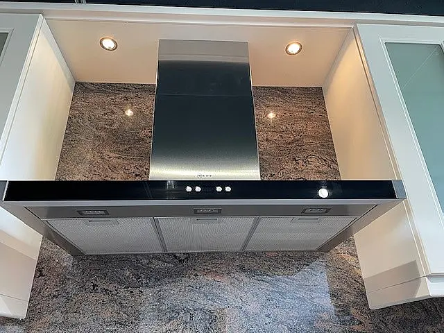 Landhausküche zeitlos und elegant in U-Form mit Naturstein