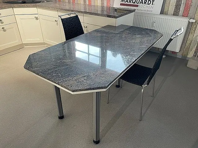 Landhausküche zeitlos und elegant in U-Form mit Naturstein
