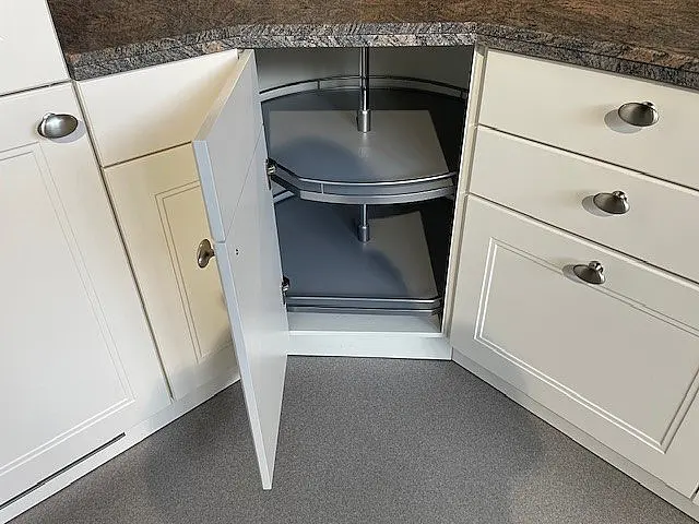 Landhausküche zeitlos und elegant in U-Form mit Naturstein
