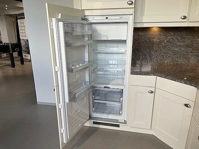 Landhausküche zeitlos und elegant in U-Form mit Naturstein