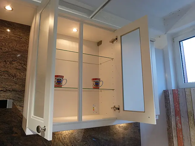 Landhausküche zeitlos und elegant in U-Form mit Naturstein