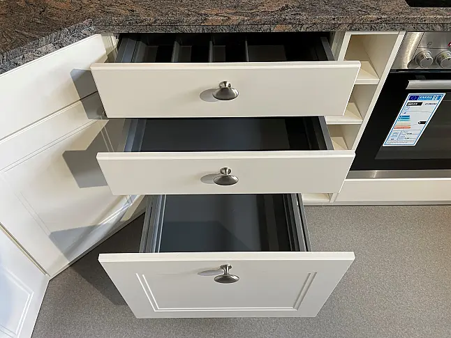 Landhausküche zeitlos und elegant in U-Form mit Naturstein