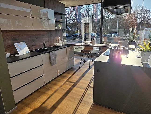 Stylische Küche in Platingrau mit schwarzer Griffleiste, Deckenhause und hochwertigen MIELE Geräten