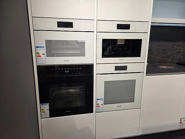 Kristallweiße Küche Hochglänzend, grifflos mit Arbeitspall aus Keramik inkl. 2 Dampf-Backofen, Backofen, Kaffeeautomat