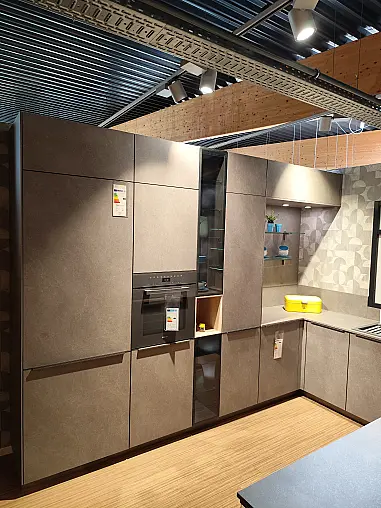 Betonoptik Küche in Grau matt U-Form moderne Einbauküche mit Griffleisten und Miele E-Geräten modern ausgestattet