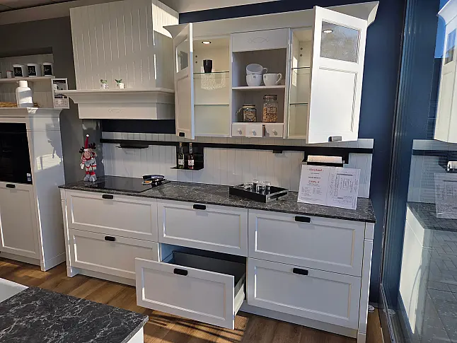 Helle Küche im frischen Landhausstil mit Dampfbackofen