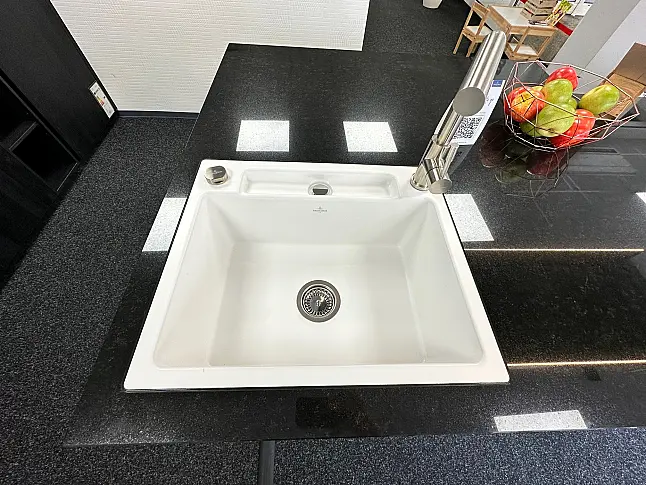 Moderne Musterküche mit Granit  Nochmals im Preis gesenkt von 23,350,00 auf 17.325,00