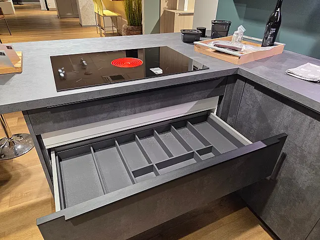 Moderne Küche mit praktischer Sitzmöglichkeit in interessantem Spachtelbeton-Style mit Vakuumiergerät von BORA