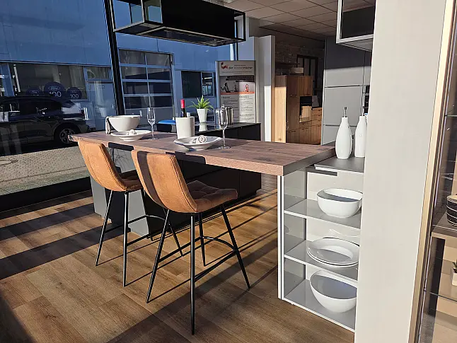 Stylische Küche in Platingrau mit schwarzer Griffleiste, Deckenhause und hochwertigen MIELE Geräten