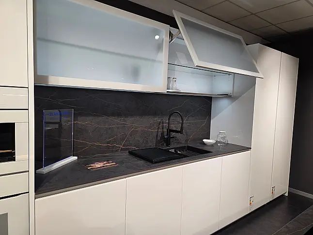 Kristallweiße Küche Hochglänzend, grifflos mit Arbeitspall aus Keramik inkl. 2 Dampf-Backofen, Backofen, Kaffeeautomat