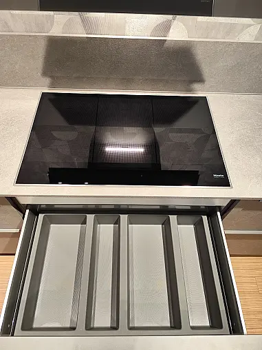 Betonoptik Küche in Grau matt U-Form moderne Einbauküche mit Griffleisten und Miele E-Geräten modern ausgestattet