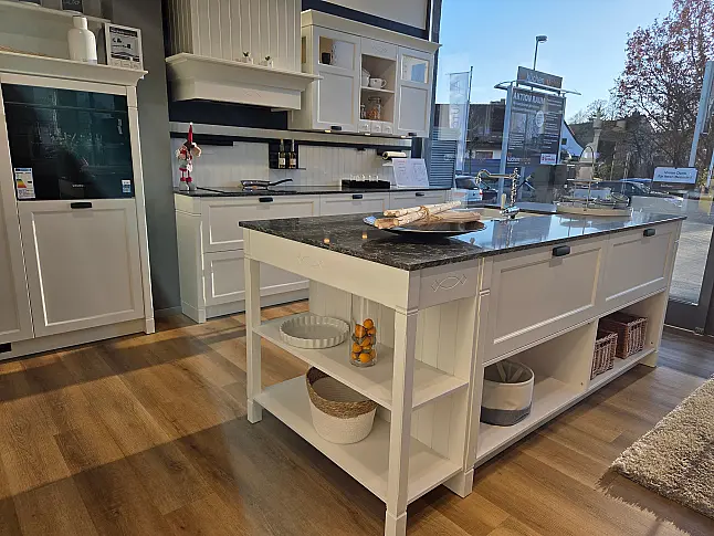 Helle Küche im frischen Landhausstil mit Dampfbackofen