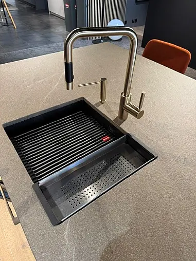 Hochwertige Musterküche mit Keramikplatte