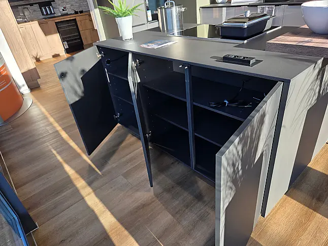 Stylische Küche in Platingrau mit schwarzer Griffleiste, Deckenhause und hochwertigen MIELE Geräten