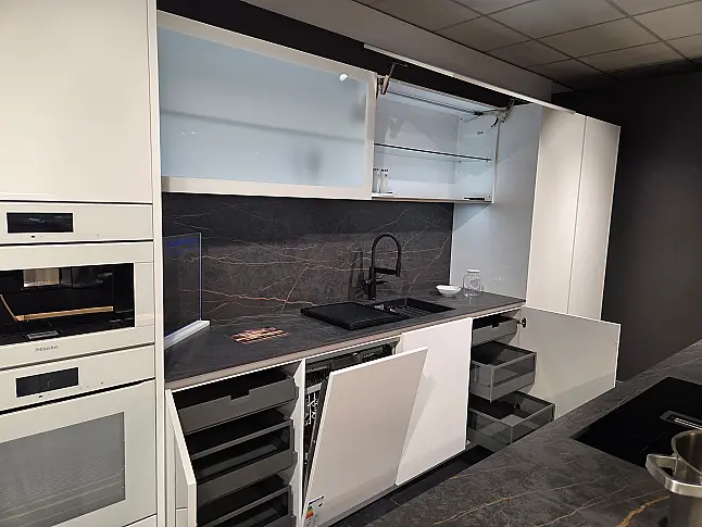 Kristallweiße Küche Hochglänzend, grifflos mit Arbeitspall aus Keramik inkl. 2 Dampf-Backofen, Backofen, Kaffeeautomat