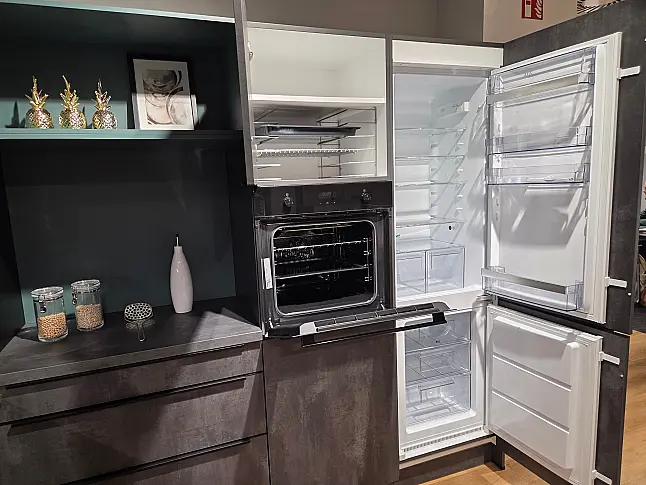 Moderne Küche mit praktischer Sitzmöglichkeit in interessantem Spachtelbeton-Style mit Vakuumiergerät von BORA