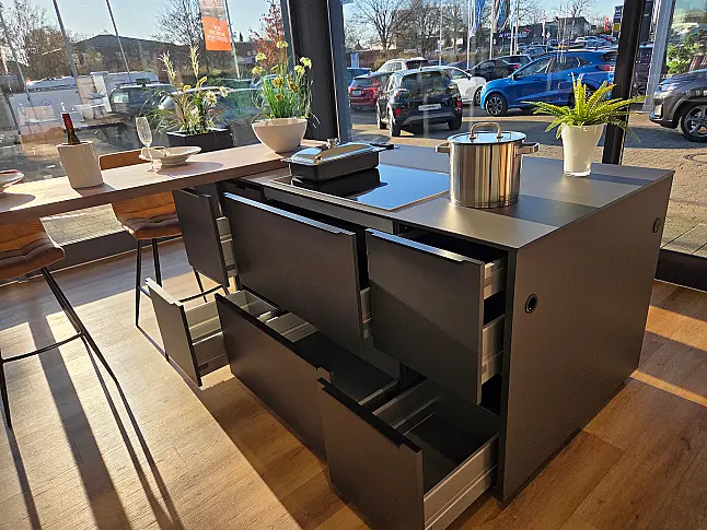 Stylische Küche in Platingrau mit schwarzer Griffleiste, Deckenhause und hochwertigen MIELE Geräten