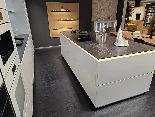Kristallweiße Küche Hochglänzend, grifflos mit Arbeitspall aus Keramik inkl. 2 Dampf-Backofen, Backofen, Kaffeeautomat