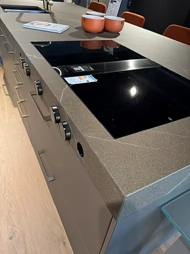 Hochwertige Musterküche mit Keramikplatte