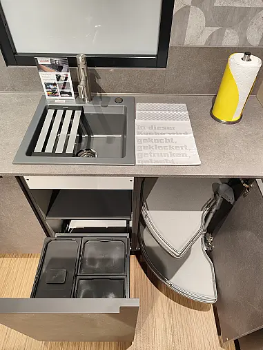 Betonoptik Küche in Grau matt U-Form moderne Einbauküche mit Griffleisten und Miele E-Geräten modern ausgestattet