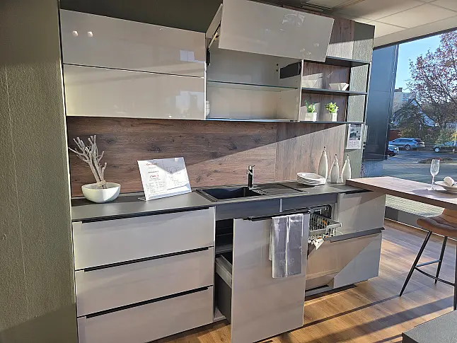 Stylische Küche in Platingrau mit schwarzer Griffleiste, Deckenhause und hochwertigen MIELE Geräten