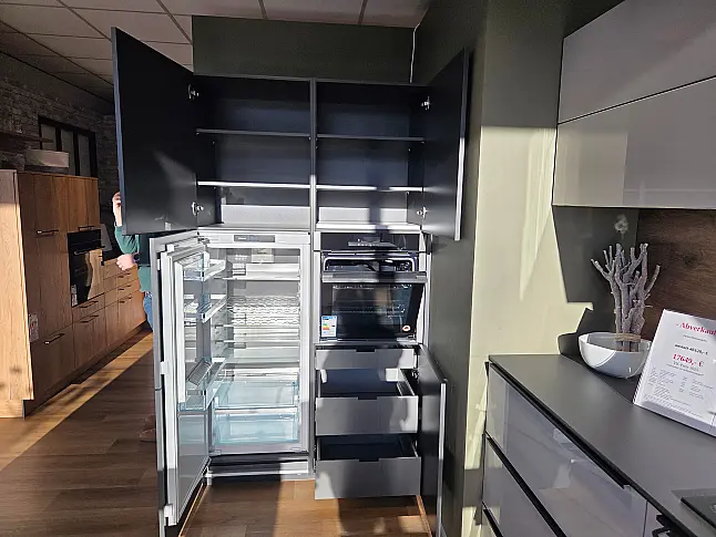 Stylische Küche in Platingrau mit schwarzer Griffleiste, Deckenhause und hochwertigen MIELE Geräten