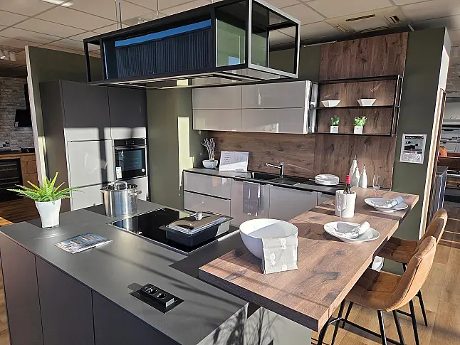Stylische Küche in Platingrau mit schwarzer Griffleiste, Deckenhause und hochwertigen MIELE Geräten