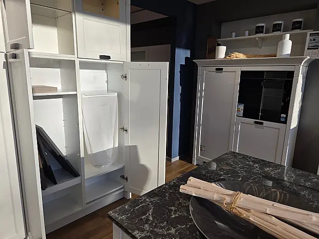 Helle Küche im frischen Landhausstil mit Dampfbackofen