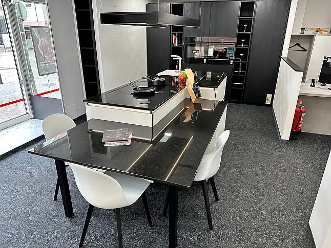 Moderne Musterküche mit Granit  Nochmals im Preis gesenkt von 23,350,00 auf 17.325,00