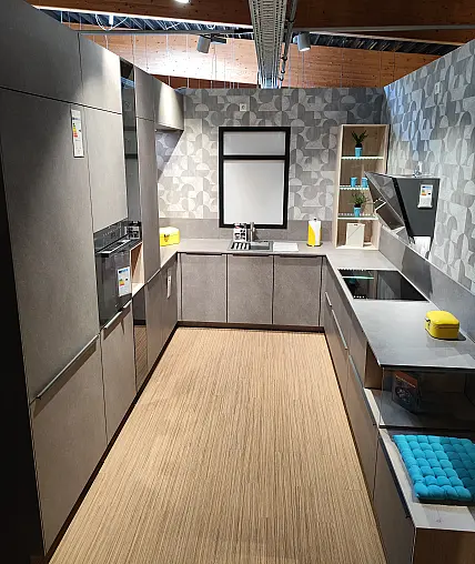 Betonoptik Küche in Grau matt U-Form moderne Einbauküche mit Griffleisten und Miele E-Geräten modern ausgestattet