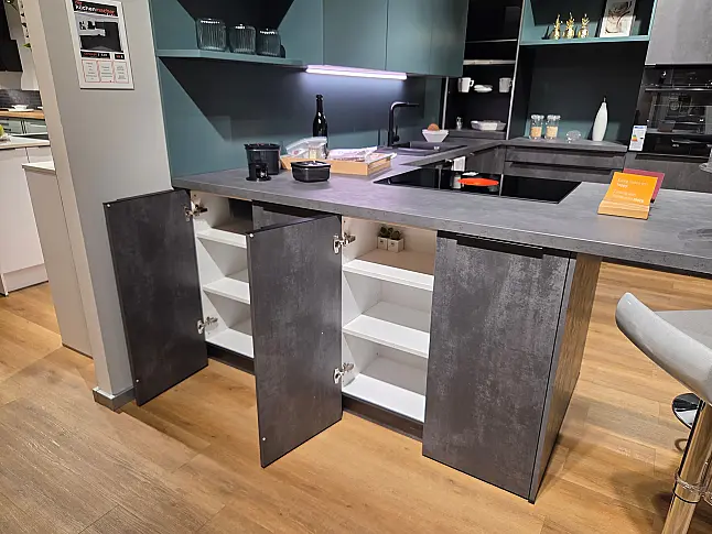 Moderne Küche mit praktischer Sitzmöglichkeit in interessantem Spachtelbeton-Style mit Vakuumiergerät von BORA