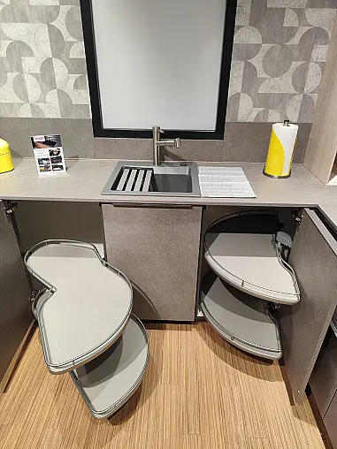 Betonoptik Küche in Grau matt U-Form moderne Einbauküche mit Griffleisten und Miele E-Geräten modern ausgestattet