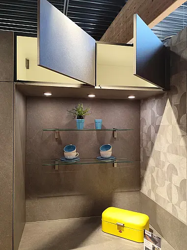 Betonoptik Küche in Grau matt U-Form moderne Einbauküche mit Griffleisten und Miele E-Geräten modern ausgestattet