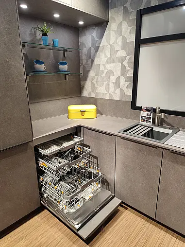 Betonoptik Küche in Grau matt U-Form moderne Einbauküche mit Griffleisten und Miele E-Geräten modern ausgestattet