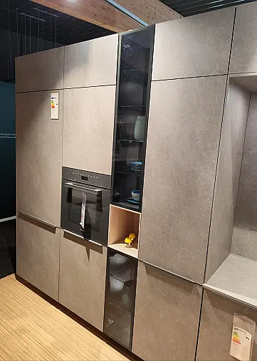 Betonoptik Küche in Grau matt U-Form moderne Einbauküche mit Griffleisten und Miele E-Geräten modern ausgestattet