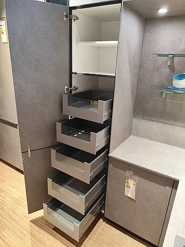 Betonoptik Küche in Grau matt U-Form moderne Einbauküche mit Griffleisten und Miele E-Geräten modern ausgestattet