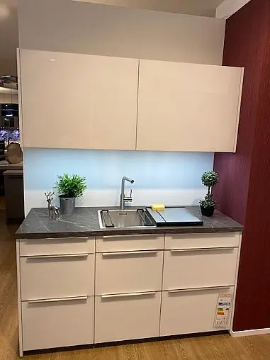 Ausstellungsküche mit Glasfronten