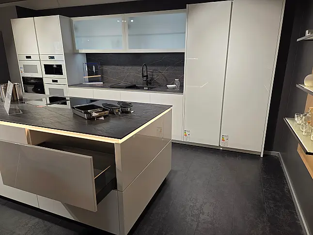 Kristallweiße Küche Hochglänzend, grifflos mit Arbeitspall aus Keramik inkl. 2 Dampf-Backofen, Backofen, Kaffeeautomat