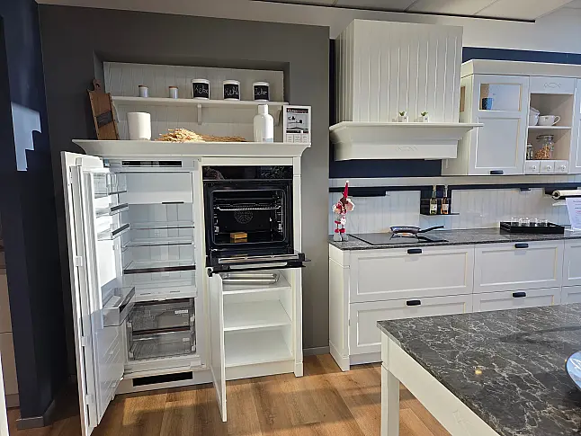 Helle Küche im frischen Landhausstil mit Dampfbackofen
