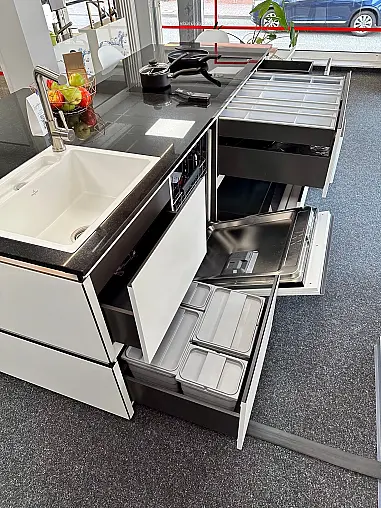 Moderne Musterküche mit Granit  Nochmals im Preis gesenkt von 23,350,00 auf 17.325,00