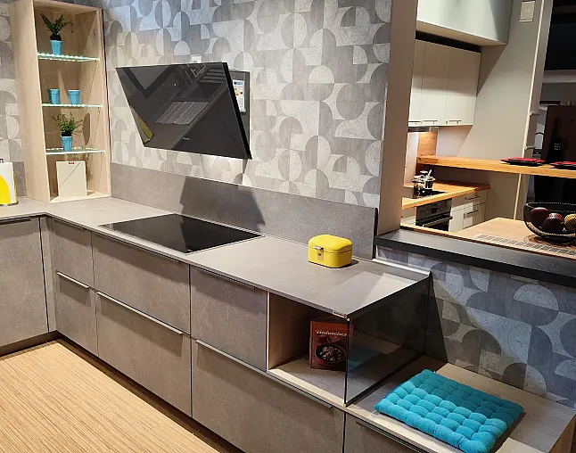 Betonoptik Küche in Grau matt U-Form moderne Einbauküche mit Griffleisten und Miele E-Geräten modern ausgestattet