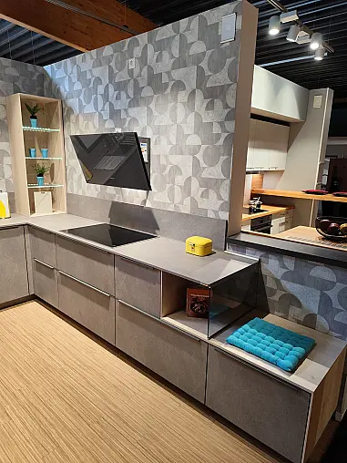 Betonoptik Küche in Grau matt U-Form moderne Einbauküche mit Griffleisten und Miele E-Geräten modern ausgestattet
