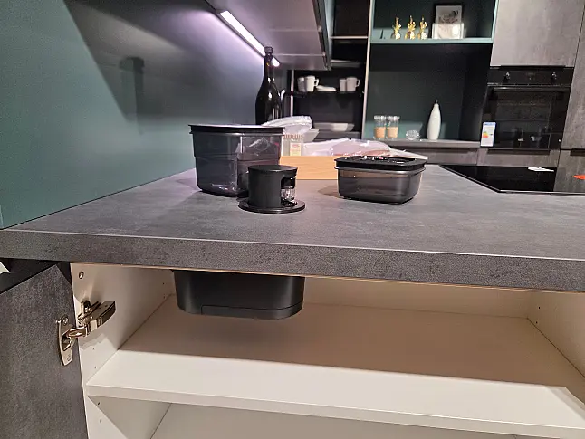 Moderne Küche mit praktischer Sitzmöglichkeit in interessantem Spachtelbeton-Style mit Vakuumiergerät von BORA