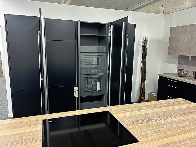 modernes Disign mit Pocket Door uns Kochinsel mit Massivholz